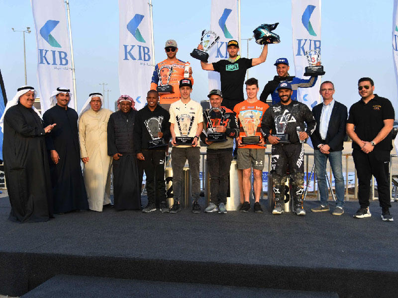 مشاركون في فعالية بطولة الكويت الدولية لرياضة الدراجات النارية (موتوكروس 2020)