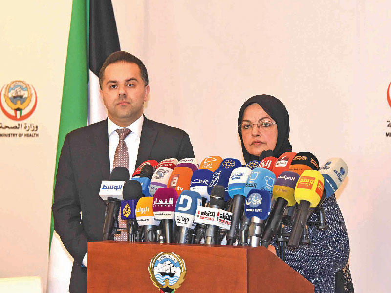 الوكيلة المساعدة لشؤون الصحة العامة والوكيلة المساعدة لقطاع الخدمات الطبية المساندة بالتكليف د. بثينة المضف و الناطق الرسمي باسم وزارة الصحة الكويتية د. عبدالله السند خلال المؤتمر الصحافي أمس