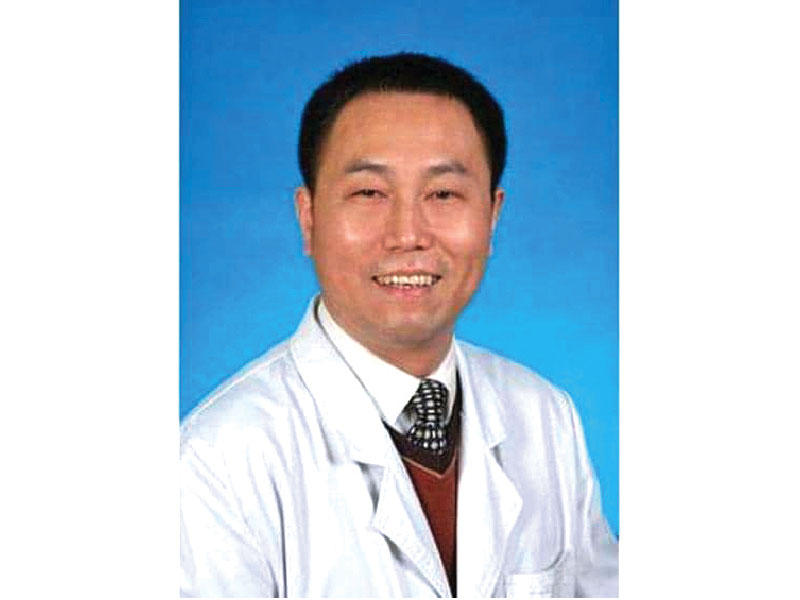 الطبيب مي نائب رئيس قسم العيون في مستشفى ووهان وزميل الطبيب لي وين ليانغ، الذي توفي في فبراير الماضي بسبب الفيروس