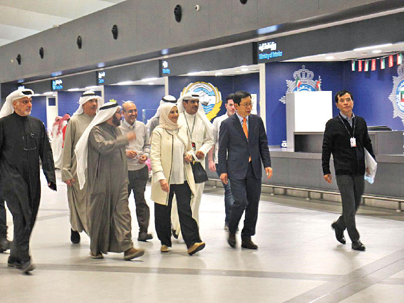  العقيل خلال جولتها التفقدية في مطار الكويت الدولي