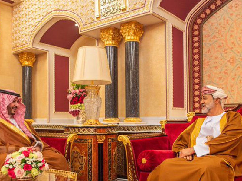 من يمين الصورة سلطان عمان هيثم بن طارق و نائب وزير الدفاع السعودي الأمير خالد بن سلمان