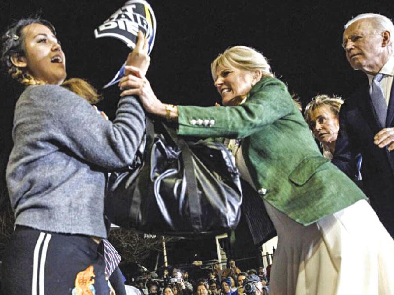 شقيقة بايدن تمنع محتجة من الصعود إلى المنصة مساء أمس الأول