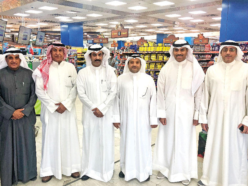 الهضيبان والجهيم يتوسطان مسؤولي «تعاونية الشهداء» أمس