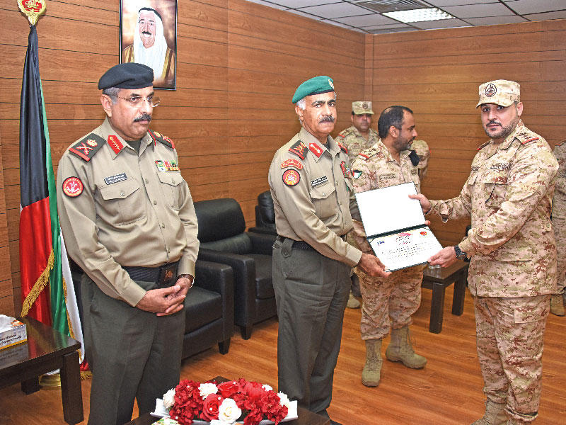 رئيس الأركان العامة للجيش الفريق الركن محمد الخضر اثناء تكريم احد المشاركين بمعرض الخليج للدفاع والطيران الخامس