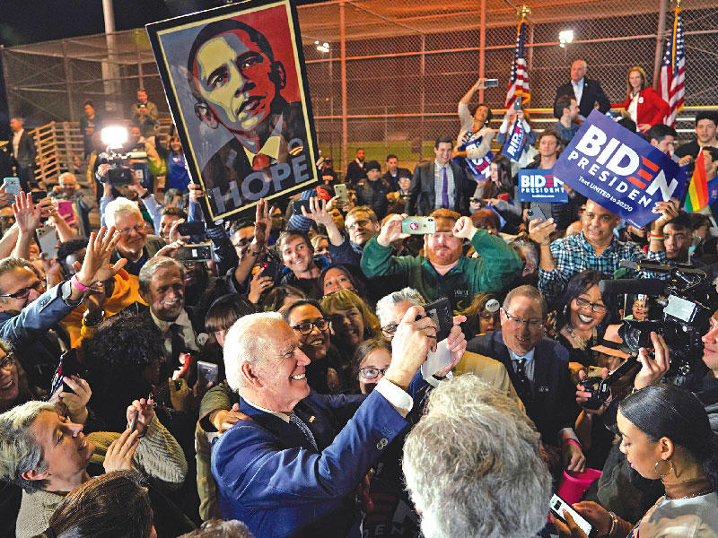 بايدن بين انصاره وصورة اوباما في كاليفورنيا امس الأول (رويترز)