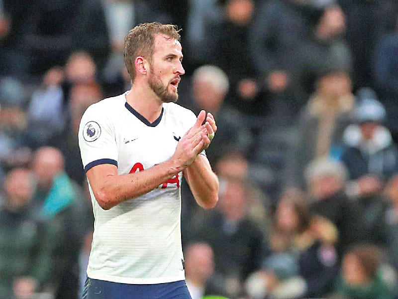  المهاجم الإنكليزي هاري كين 