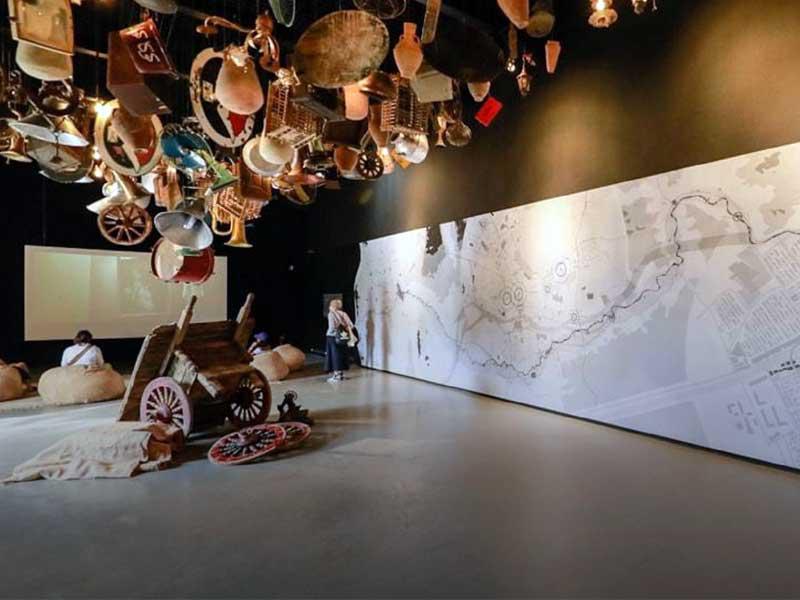 من معروضات بينالي 