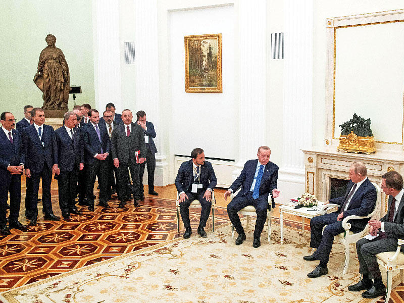 بوتين مستقبلاً إردوغان في الكرملين أمس                                      (أ ف ب)