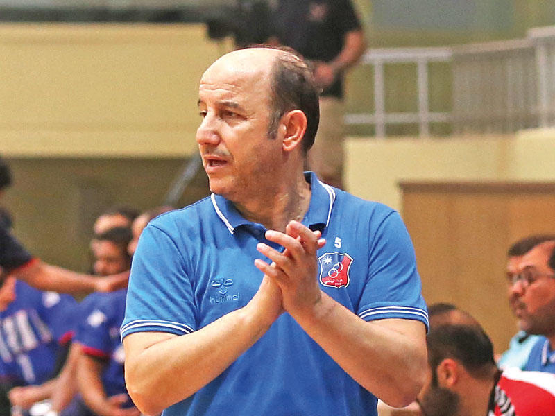  مدرب الفريق الأول لكرة اليد بالنادي العربي، الجزائري سعيد حجازي