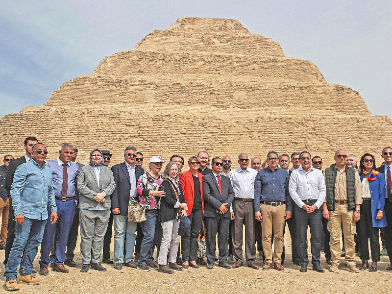 رئيس الحكومة المصرية مصطفى مدبولي بصحبة عدد من السفراء الأجانب خلال جولة بمناسبة انتهاء أعمال ترميم هرم زوسر التي استغرقت 14 عاماً بالجيزة أمس (أ ف ب)