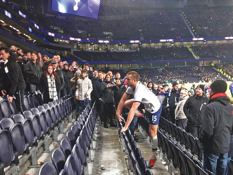 داير لاعب توتنهام يحاول الوصول إلى أحد الأشخاص