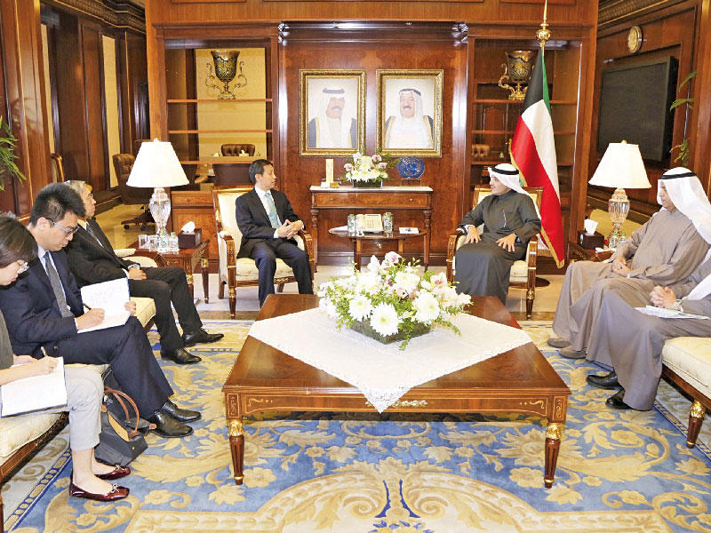 وزیر الخارجیة الشیخ د. أحمد الناصر مستقبلاً السفير الصيني