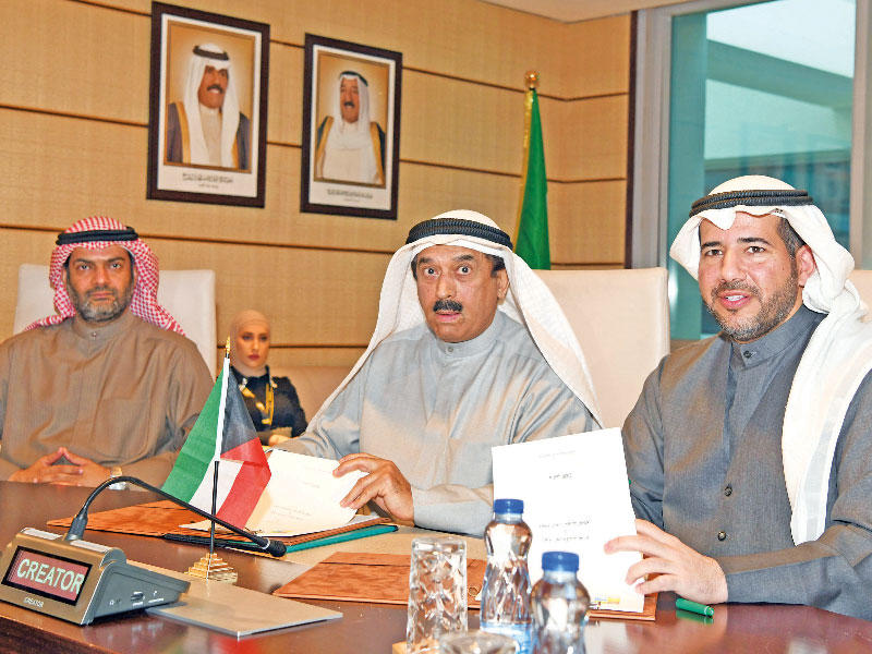 رئيس مجلس الإدارة، المدير العام للهيئة العامة للبيئة الشيخ عبدالله الأحمد و المدير العام لجمعية المياه الكويتية  د. صالح المزيني خلال التوقيع