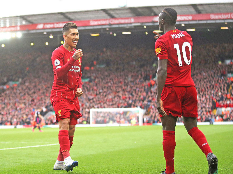 ماني وفيرمينيو يحتفلان بعد إحراز هدف 