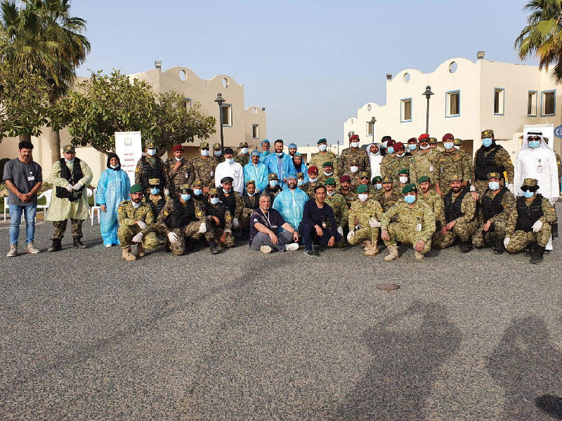 مسؤولون أمنيون وصحيون أمام مركز الجون