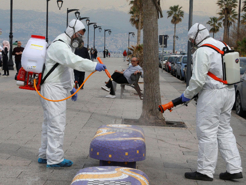 تطهير المقاعد كإجراء وقائي ضد انتشار فيروس كورونا ، في كورنيش البحر في بيروت