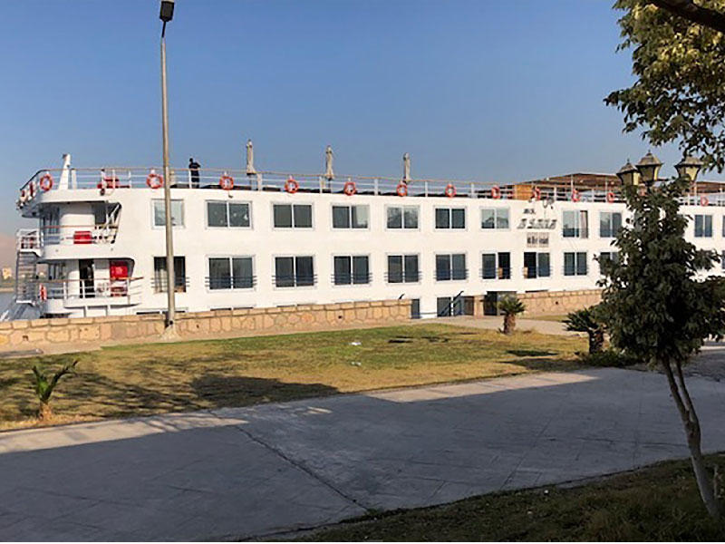 الباخرة السياحية النيلية القادمة من أسوان إلى الأقصر بصعيد مصر والتي تم اكتشاف 12 حالة إيجابية للفيروس كورونا لمصريين كانوا على متنها 