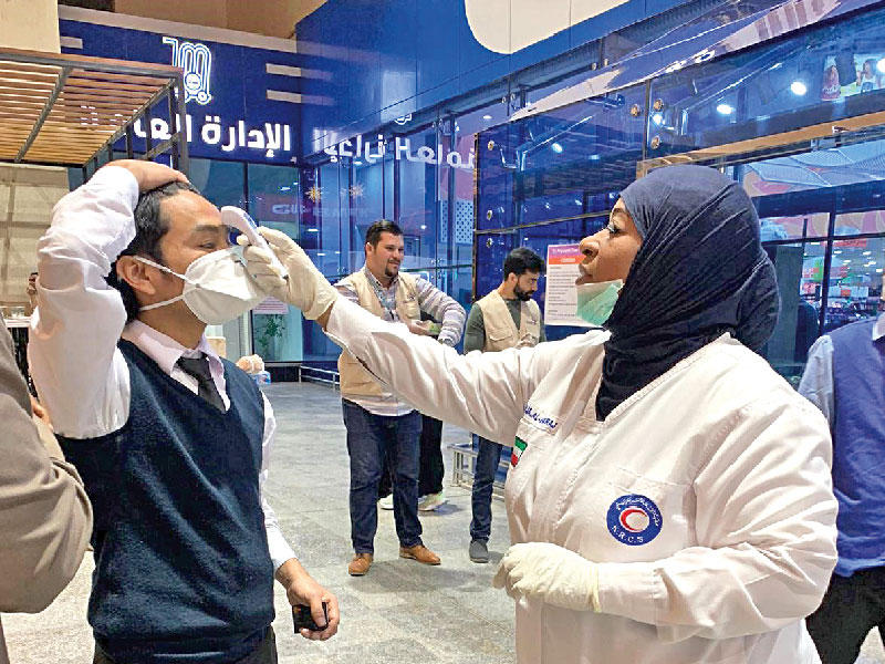 جانب من حملة الهلال الأحمر «نحميك» لتوعية رواد «التعاونيات» بفيروس كورونا