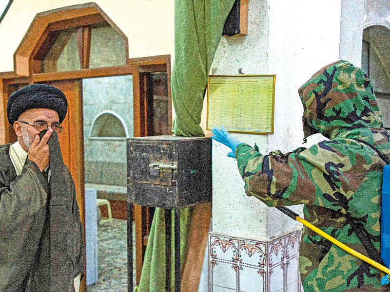 عامل صحي عراقي يعقِّم حسينية في البصرة أمس           (أ ف ب)