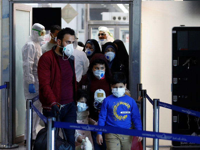 ركاب يرتدون أقنعة واقية في مطار النجف