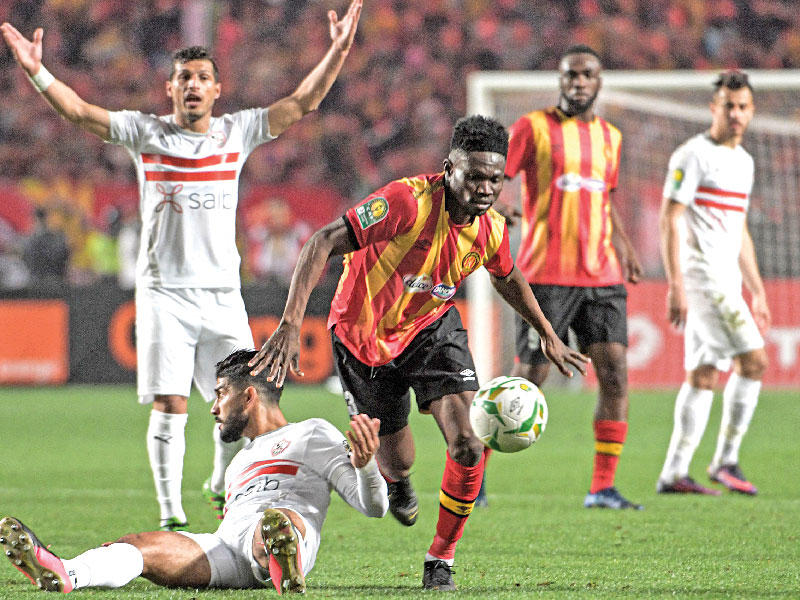 لاعب الترجي بونسو يتخطى لاعب الزمالك فرجاني ساسي ( أ ف ب)