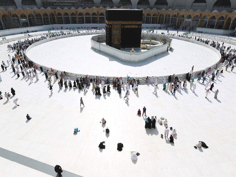 يطوف المصلون الكعبة المشرفة في المسجد الحرام في مكة