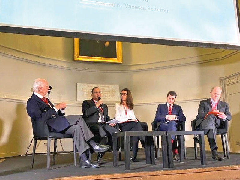 المندوب الدائم لدولة الكويت لدى الأمم المتحدة السفير منصور العتيبي متحدثاً خلال الندوة