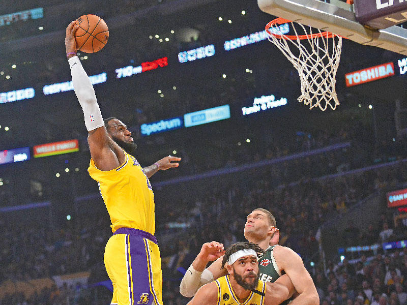 ليبرون جيمس نجم ليكرز يسجل في سلة ميلووكي باكس