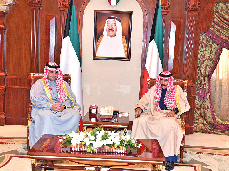 سمو ولي العهد الشيخ نواف الأحمد مستقبلاً  رئيس مجلس الوزراء وزير الداخلية وزير الدولة لشؤون مجلس الوزراء أنس الصالح أمس