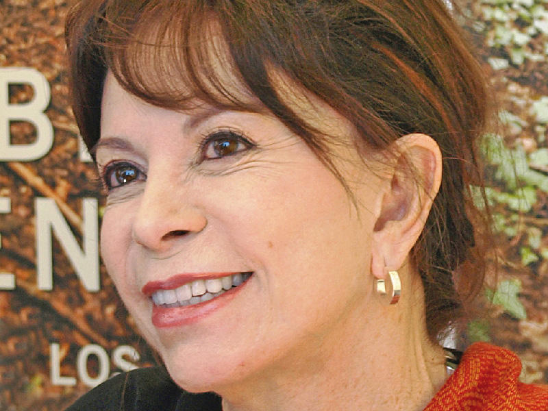 الكاتبة إيزابيل الليندي