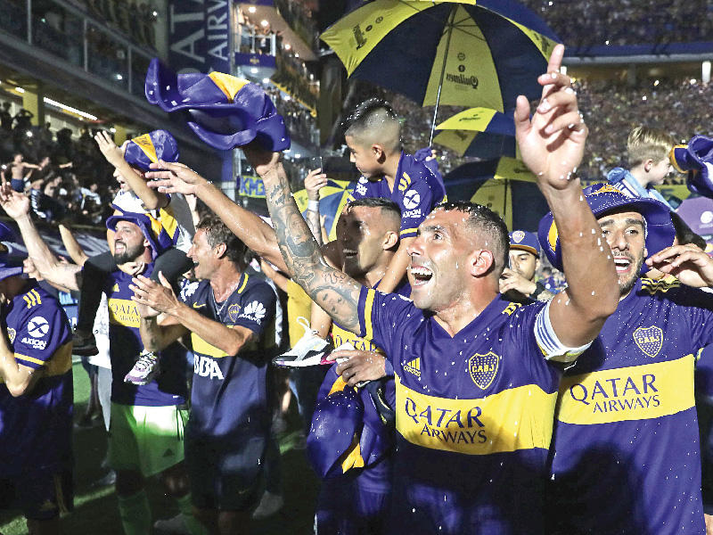 لاعبو بوكا جونيورز يحتفلون بالفوز بلقب الدوري الأرجنتيني