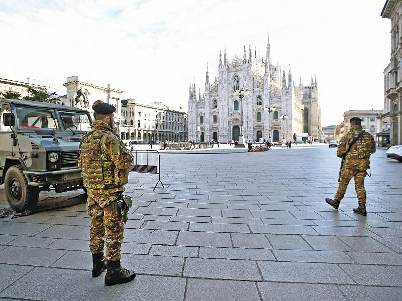 جنديان إيطاليان في ساحة الدومو في ميلانو أمس (رويترز)