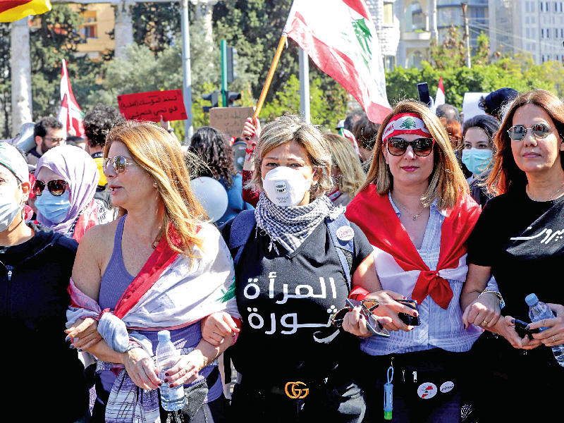 لبنانيات يتظاهرن بالأقنعة الواقية في بيروت أمس (ا ف ب)