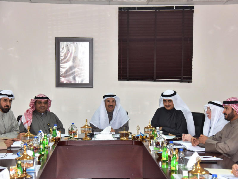  الجاسم والمنفوحي وقياديو البلدية خلال الاجتماع الثالث للجنة التخطيط