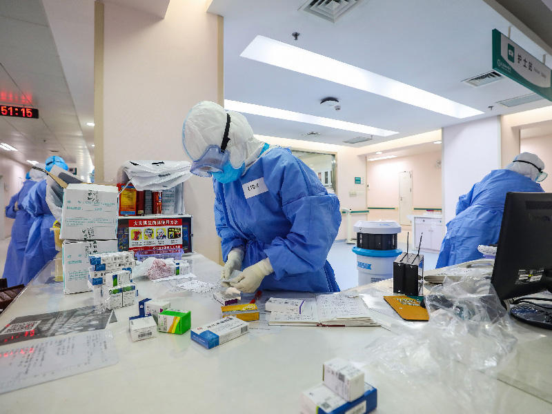 الطاقم الطبي الذي يعد الأدوية  للمصابين بفيروس كورونا