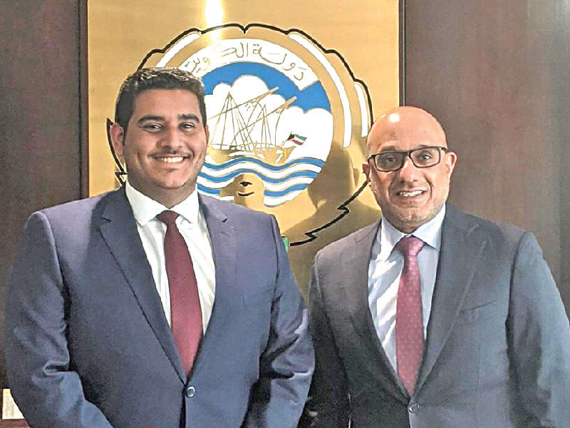 مسؤول الشؤون الخارجية بالاتحاد الوطني لطلبة الكويت - فرع الولايات المتحدة الاميركية ناصر البريكي مع القنصل العام للكويت في لوس انجلس فيصل الهولي 