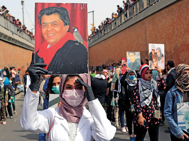 عراقيات يتظاهرن بمناسبة اليوم العالمي للمرأة في بغداد أمس (رويترز)