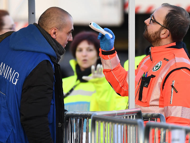 فريق صحي يفحص درجة حرارة عامل تنظيف يصل إلى ملعب يوفنتوس قبل مباراة الدوري الإيطالي لكرة القدم يوفنتوس ضد إنتر ميلان