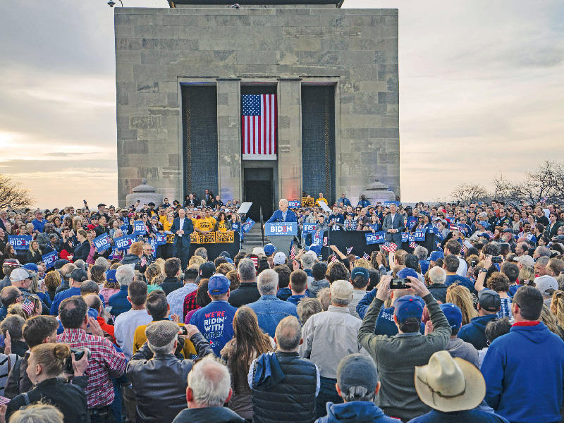 بايدن خلال تجمع انتخابي في كنساس أمس الأول t(أ ف ب) 