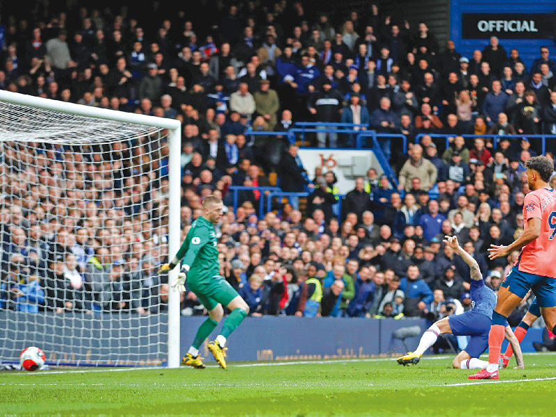 جيرو نجم تشلسي يحرز الهدف الرابع في مرمى إيفرتون