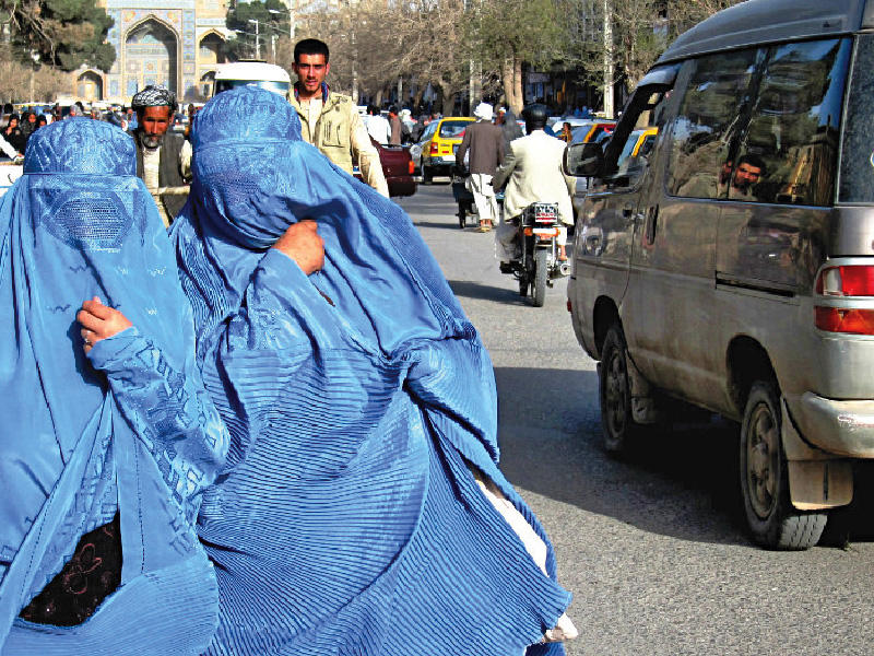 الأفغانيات يبعن البرغر في شوارع كابول