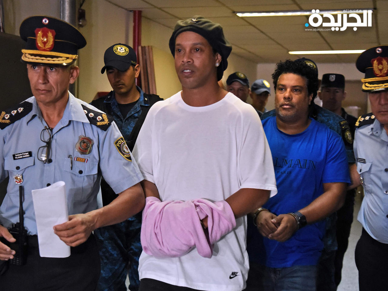 رونالدينيو محاط بالأمن في البارغواي