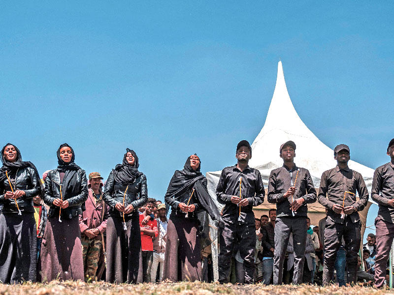 أثيوبيون يحيون أمس الأول ذكرى ضحايا سقوط طائرة ركاب في مارس 2019    (أ ف ب) 