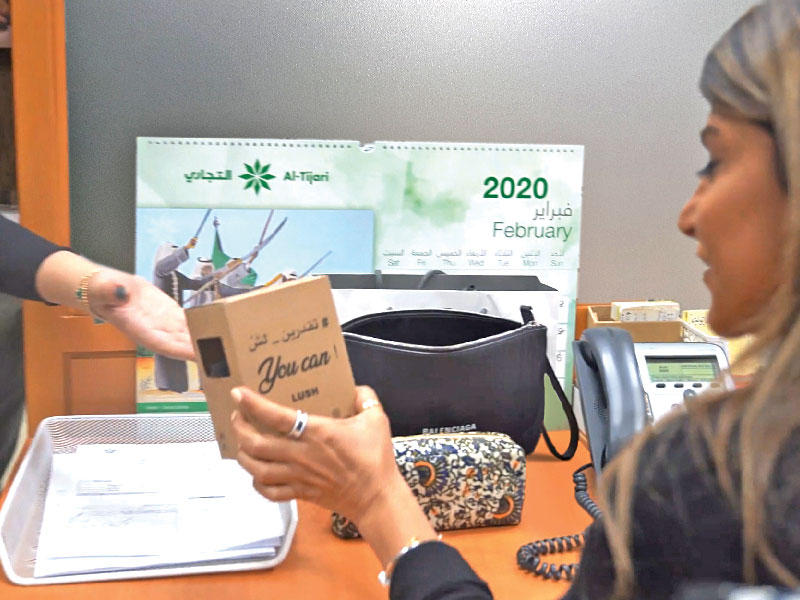 «التجاري» يحتفل بيوم المرأة العالمي مع موظفاته