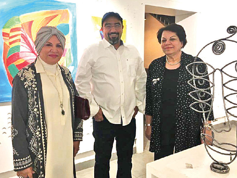 عادل يتوسط ثريا وفريدة البقصمي 