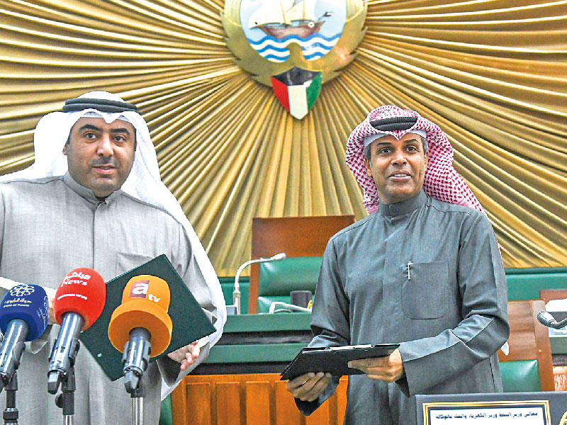 ‎وزير النفط وزير الكهرباء والماء د. خالد الفاضل و رئيس المجلس البلدي أسامة العتيبي خلال توقيع المذكرة 