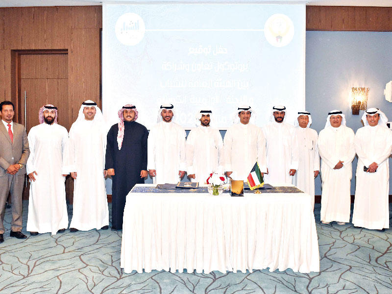 الناصر والمطيري يتوسطان مسؤولي «الأولمبية» و«الشباب»