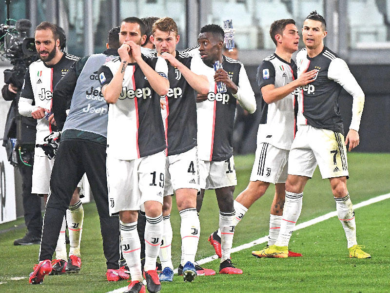 لاعبو يوفنتوس يحتفلون بعد إحراز الهدف الثاني
