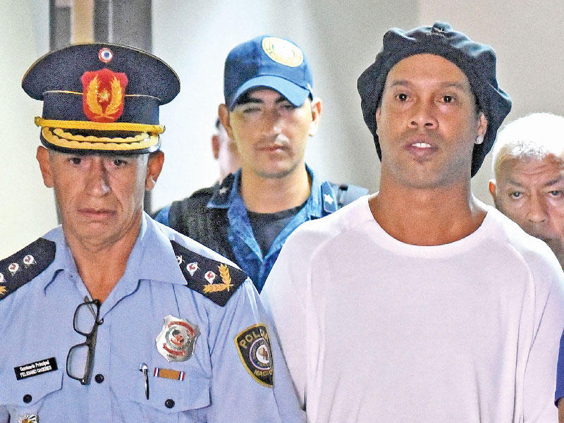 رونالدينيو بعد القبض عليه في باراغواي