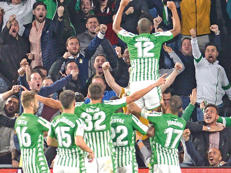 فرحة لاعبي بيتيس بعد إحراز هدف في مرمى ريال مدريد